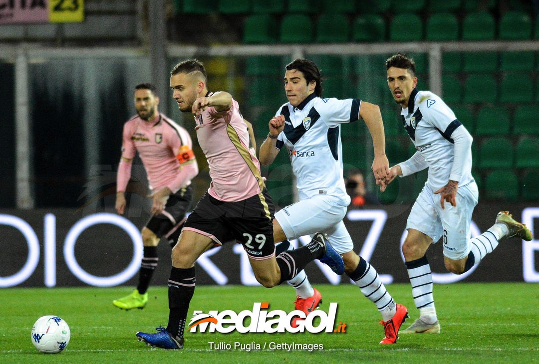 PALERMO, ITALY - FEBRUARY 15: George Puscas (L) of Palermo is challenged by Sandro Tonali of Brescia during the Serie B match between US Citta di Palermo and Brescia at Stadio Renzo Barbera on February 15, 2019 in Palermo, Italy. (Photo by Getty Images/Getty Images) 