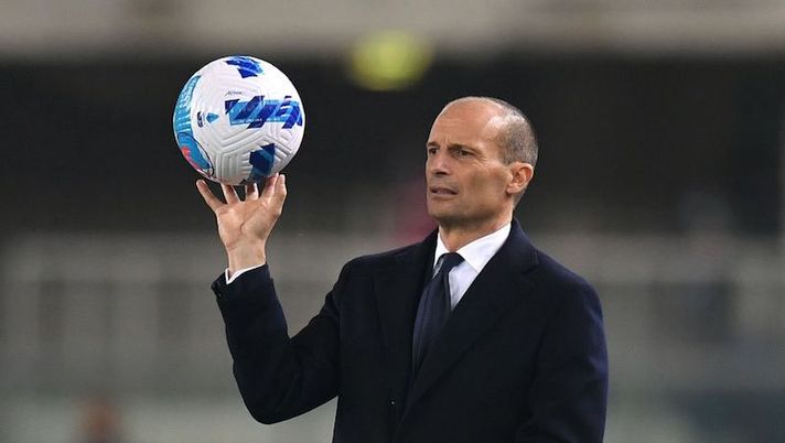 VERONA, ITALY - OCTOBER 30: Massimiliano Allegri head coach of Juventus takes the ball during the Serie A match between Hellas and Juventus at Stadio Marcantonio Bentegodi on October 30, 2021 in Verona, Italy. (Photo by Alessandro Sabattini/Getty Images) Allegri: “Dybala out: cosa filtra! La scelta per Chiellini e Kulusevski, Locatelli, Morata, Kean…” - immagine 1