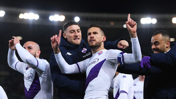 VERONA, ITALY - FEBRUARY 27: Cristiano Biraghi of ACF Fiorentina celebrates with teammates after scoring the team's third goal during the Serie A match between Hellas Verona and ACF Fiorentina at Stadio Marcantonio Bentegodi on February 27, 2023 in Verona, Italy. (Photo by Alessandro Sabattini/Getty Images) Biraghi