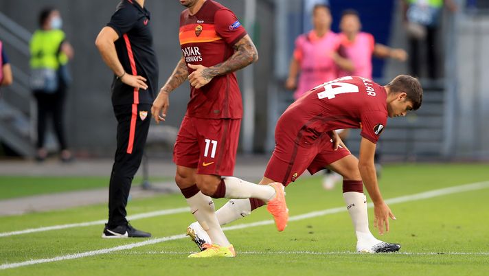DUISBURG, GERMANY - AUGUST 06: Gonzalo Villar of Roma is replaced by Aleksandar Kolarov during the UEFA Europa League round of 16 single-leg match between Sevilla FC and AS Roma at MSV Arena on August 06, 2020 in Duisburg, Germany. (Photo by Wolfgang Rattay/Pool via Getty Images)  DUISBURG, GERMANY - AUGUST 06: Gonzalo Villar of Roma is replaced by Aleksandar Kolarov during the UEFA Europa League round of 16 single-leg match between Sevilla FC and AS Roma at MSV Arena on August 06, 2020 in Duisburg, Germany. (Photo by Wolfgang Rattay/Pool via Getty Images)