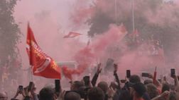 Parata cittadina del Liverpool sconfitto, Mané è il più triste | VIDEO