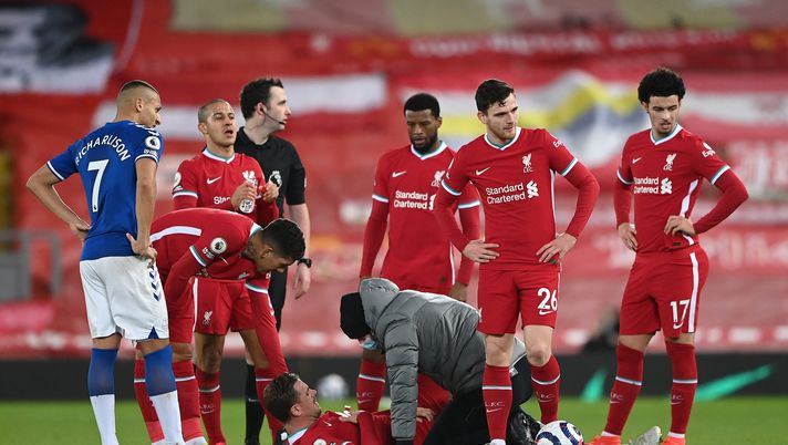 LIVERPOOL, ENGLAND - FEBRUARY 20: Jordan Henderson of Liverpool is treated for an injury that resulted in him being substituted during the Premier League match between Liverpool and Everton at Anfield on February 20, 2021 in Liverpool, England. Sporting stadiums around the UK remain under strict restrictions due to the Coronavirus Pandemic as Government social distancing laws prohibit fans inside venues resulting in games being played behind closed doors. (Photo by Laurence Griffiths/Getty Images) LIVERPOOL, ENGLAND - FEBRUARY 20: Jordan Henderson of Liverpool is treated for an injury that resulted in him being substituted during the Premier League match between Liverpool and Everton at Anfield on February 20, 2021 in Liverpool, England. Sporting stadiums around the UK remain under strict restrictions due to the Coronavirus Pandemic as Government social distancing laws prohibit fans inside venues resulting in games being played behind closed doors. (Photo by Laurence Griffiths/Getty Images)