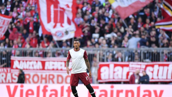 MUNICH, GERMANY - MARCH 08: Jerome Boateng of Bayern Muenchen plays the ball during the Bundesliga match between FC Bayern Muenchen and FC Augsburg at Allianz Arena on March 08, 2020 in Munich, Germany. (Photo by Sebastian Widmann/Bongarts/Getty Images) MUNICH, GERMANY - MARCH 08: Jerome Boateng of Bayern Muenchen plays the ball during the Bundesliga match between FC Bayern Muenchen and FC Augsburg at Allianz Arena on March 08, 2020 in Munich, Germany. (Photo by Sebastian Widmann/Bongarts/Getty Images)