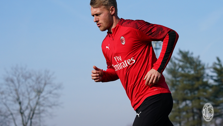 Simon Kjaer in allenamento con il Milan a Milanello (credits: acmilan.com) 