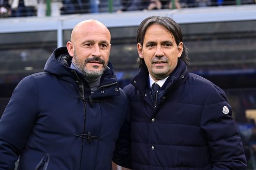 MILAN, ITALY - MARCH 19: Head Coach of ACF Fiorentina Vincenzo Italiano and Head Coach of FC Internazionale Simone Inzaghi are seen before the Serie A match between FC Internazionale and ACF Fiorentina at Stadio Giuseppe Meazza on March 19, 2022 in Milan, Italy. (Photo by Mattia Ozbot - Inter/Inter via Getty Images) Possibile futuro in A per Odriozola, ma non alla Fiorentina: la pretendente- immagine 2