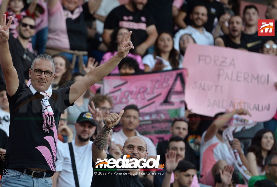 Fototifo, i tifosi allo stadio per Palermo-Feralpisaló 1-0 (gallery) - immagine 117