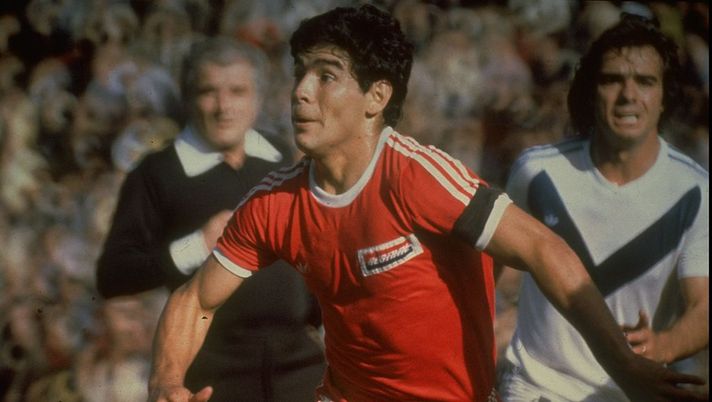 Undated: Diego Maradona (centre) of Argentina in action during a match for Argentinos Juniors in Argentina.
Mandatory Credit: Allsport UK /Allsport Crocevia derby 1981, Maradona: “Prima del Boca, la grande speranza di andare al River…” - immagine 1