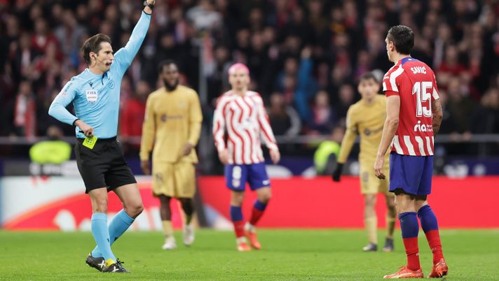 MADRID, SPAIN - JANUARY 08: Stefan Savic of Atletico Madrid is shown a red card by referee Jose Luis Munuera Montero during the LaLiga Santander match between Atletico de Madrid and FC Barcelona at Civitas Metropolitano Stadium on January 08, 2023 in Madrid, Spain. (Photo by Gonzalo Arroyo Moreno/Getty Images) Espulsione Savic