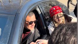 VIDEO – Milanello, Maldini firma autografi ai tifosi del Milan | PM News