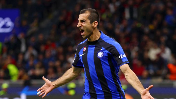 MILAN, ITALY - MAY 10: Henrikh Mkhitaryan of FC Internazionale celebrates after scoring the team's second goal during the UEFA Champions League semi-final first leg match between AC Milan and FC Internazionale at San Siro on May 10, 2023 in Milan, Italy. (Photo by Clive Rose/Getty Images) Inter, Gazzetta: “Mkhitaryan spera di esserci contro il City: le chance di recupero” - immagine 1