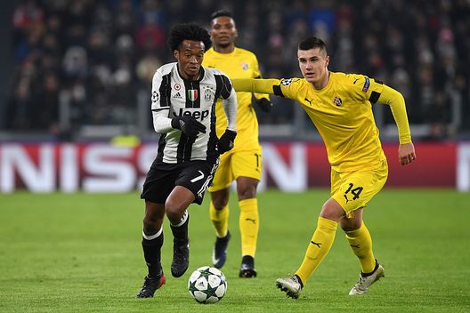 TURIN, ITALY - DECEMBER 07: Juan Cuadrado (L) of Juventus in action against Amer Gojak of GNK Dinamo Zagreb during the UEFA Champions League Group H match between Juventus and GNK Dinamo Zagreb at Juventus Stadium on December 7, 2016 in Turin. (Photo by Valerio Pennicino/Getty Images) TURIN, ITALY - DECEMBER 07: Juan Cuadrado (L) of Juventus in action against Amer Gojak of GNK Dinamo Zagreb during the UEFA Champions League Group H match between Juventus and GNK Dinamo Zagreb at Juventus Stadium on December 7, 2016 in Turin. (Photo by Valerio Pennicino/Getty Images)