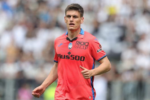 LA SPEZIA, ITALY - MAY 08: Joakim Maehle of Atalanta BC looks on during the Serie A match between Spezia Calcio and Atalanta BC at Stadio Alberto Picco on May 8, 2022 in La Spezia, Italy. (Photo by Gabriele Maltinti/Getty Images) C’è vita oltre Odriozola? Tra occasioni di mercato e investimenti importanti- immagine 3
