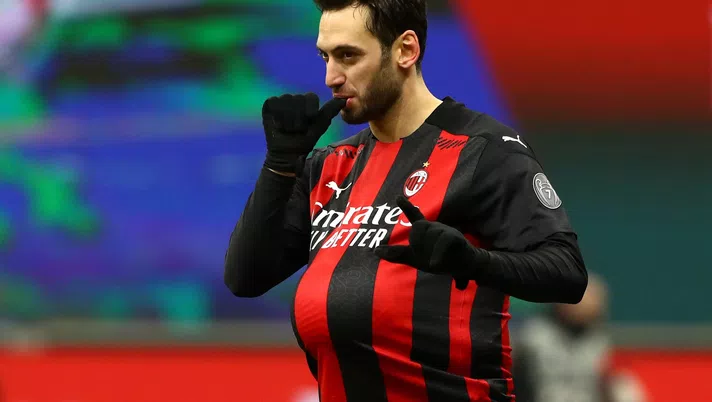 Hakan Calhanoglu (centrocampista AC Milan), esulta per il suo gol su rigore in Milan-Torino 5-4 dcr (Coppa Italia 2020-2021) | AC Milan News (Getty Images)