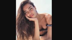 VIDEO / Joana Sanz spensierata: canti e relax sotto il sole