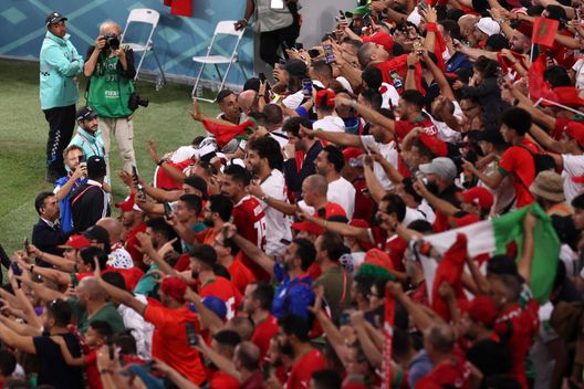 DOHA, QATAR - NOVEMBER 27: Abdelhamid Sabiri of Morocco celebrates with fans during the FIFA World Cup Qatar 2022 Group F match between Belgium and Morocco at Al Thumama Stadium on November 27, 2022 in Doha, Qatar. (Photo by Ryan Pierse/Getty Images) Marocco, ponte aereo per il Qatar: la Royal Air Maroc opera 30 voli in più sulla rotta Casablanca – Doha- immagine 1