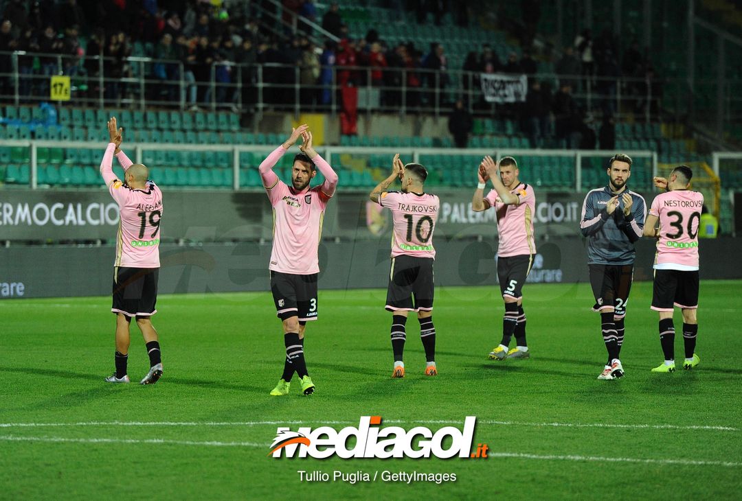  PALERMO, ITALY - FEBRUARY 15: Players of Palermo greet supporters after the Serie B match between US Citta di Palermo and Brescia at Stadio Renzo Barbera on February 15, 2019 in Palermo, Italy. (Photo by Getty Images/Getty Images) 