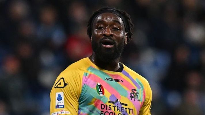 REGGIO NELL'EMILIA, ITALY - MARCH 17: M'Bala Nzola of Spezia calcio looks on during the Serie A match between US Sassuolo and Spezia Calcio at Mapei Stadium - Citta' del Tricolore on March 17, 2023 in Reggio nell'Emilia, Italy. (Photo by Alessandro Sabattini/Getty Images)  Spezia, forfait per Bastoni. Dubbio per il partner di Nzola: le ultime di formazione - immagine 1