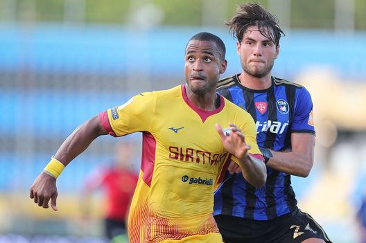 PISA, ITALY - JULY 03: Marco Varnier of SC Pisa battles for the ball with Davide Djily Diaw of AS cittadella during the serie B match between SC Pisa and AS Cittadella at Arena Garibaldi on July 3, 2020 in Pisa, Italy. (Photo by Gabriele Maltinti/Getty Images for Lega Serie B) PISA, ITALY - JULY 03: Marco Varnier of SC Pisa battles for the ball with Davide Djily Diaw of AS cittadella during the serie B match between SC Pisa and AS Cittadella at Arena Garibaldi on July 3, 2020 in Pisa, Italy. (Photo by Gabriele Maltinti/Getty Images for Lega Serie B)