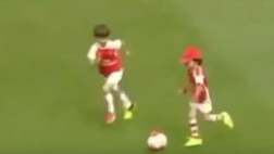 VIDEO / Emirates in delirio per il figlio di Cazorla. 5 anni ma che numeri!