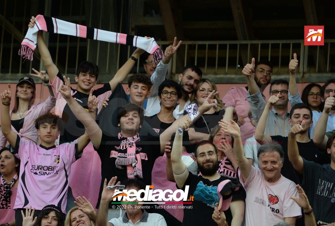 Fototifo, i tifosi allo stadio per Palermo-Feralpisaló 1-0 (gallery) - immagine 196