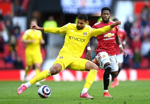  MANCHESTER, ENGLAND - MAY 18: Ruben Loftus-Cheek of Fulham makes a pass whilst under pressure from Aaron Wan-Bissaka of Manchester United during the Premier League match between Manchester United and Fulham at Old Trafford on May 18, 2021 in Manchester, England. A limited number of fans will be allowed into Premier League stadiums as Coronavirus restrictions begin to ease in the UK following the COVID-19 pandemic. (Photo by Laurence Griffiths/Getty Images) 