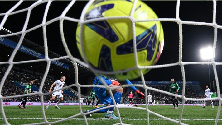 REGGIO NELL'EMILIA, ITALY - APRIL 03: Antonio Sanabria of Torino FC scores the team's first goal past goalkeeper Andrea Consigli of US Sassuolo during the Serie A match between US Sassuolo and Torino FC at Mapei Stadium - Citta' del Tricolore on April 03, 2023 in Reggio nell'Emilia, Italy. (Photo by Alessandro Sabattini/Getty Images) Serie A, Giudice Sportivo: nessuno squalificato per la sfida tra Torino e Verona - immagine 1