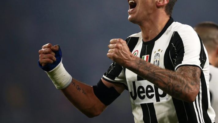Juventus' forward Mario Mandzukic from Croatia celebrates after scoring a goal during the Italian Serie A football match Juventus Vs Atalanta on December 3, 2016 at the 'Juventus Stadium' in Turin. / AFP / MARCO BERTORELLO (Photo credit should read MARCO BERTORELLO/AFP/Getty Images) Allegri: “Mandzukic voleva farmi venire un infarto. Sembra pazzo” - immagine 1