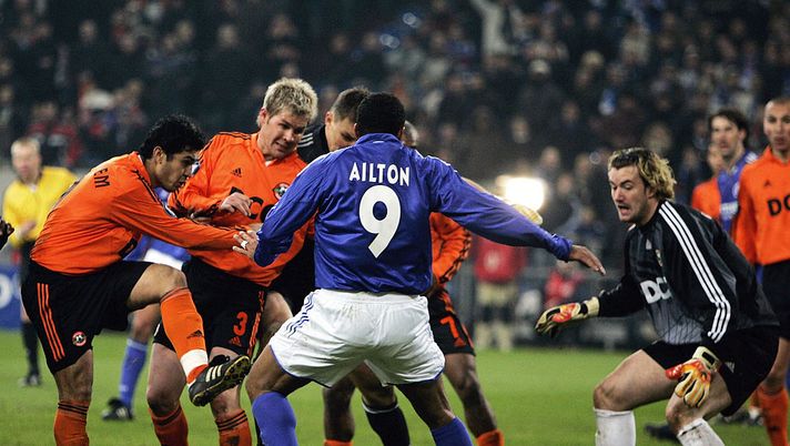 GELSENKIRCHEN, GERMANY - FEBRUARY 24: UEFA Pokal 04/05, Gelsenkirchen, 24.02.05; FC Schalke 04 - FC Shaktar Donezk 0:1; Frank ROST ging in den letzten Minuten nach vorne und versucht das Tor we auch AiLTON zu treffen/Schalke, MATUZALEM ,Tomas HUEBSCHMAN und Torwart Jan LASTUVKA (Photo by Christof Koepsel/Bongarts/Getty Images) GELSENKIRCHEN, GERMANY - FEBRUARY 24: UEFA Pokal 04/05, Gelsenkirchen, 24.02.05; FC Schalke 04 - FC Shaktar Donezk 0:1; Frank ROST ging in den letzten Minuten nach vorne und versucht das Tor we auch AiLTON zu treffen/Schalke, MATUZALEM ,Tomas HUEBSCHMAN und Torwart Jan LASTUVKA (Photo by Christof Koepsel/Bongarts/Getty Images)