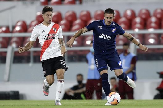 AVELLANEDA, ARGENTINA - DECEMBER 10: Gonzalo Montiel of River Plate competes for the ball with Gabriel Neves of Nacional during a first leg match between River Plate and Nacional as part of Copa CONMEBOL Libertadores 2020 quarter finals on December 10, 2020 in Avellaneda, Argentina. (Photo by Juan I. Roncoroni - Pool/Getty Images) AVELLANEDA, ARGENTINA - DECEMBER 10: Gonzalo Montiel of River Plate competes for the ball with Gabriel Neves of Nacional during a first leg match between River Plate and Nacional as part of Copa CONMEBOL Libertadores 2020 quarter finals on December 10, 2020 in Avellaneda, Argentina. (Photo by Juan I. Roncoroni - Pool/Getty Images)