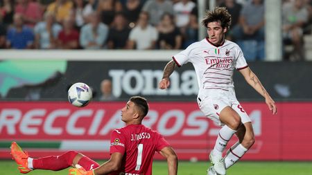 BERGAMO, ITALY - AUGUST 21: Sandro Tonali of AC Milan battles for possession with Juan Musso of Atalanta BC during the Serie A match between Atalanta BC and AC Milan at Gewiss Stadium on August 21, 2022 in Bergamo, Italy. (Photo by Emilio Andreoli/Getty Images)