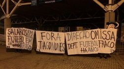 Brasile, Gremio ultimo in classifica: tifosi in rivolta e Porto Alegre piena di striscioni