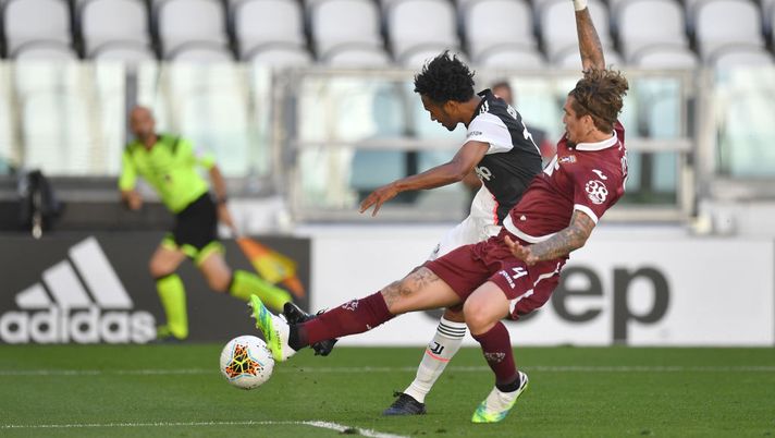 TURIN, ITALY - JULY 04:  Juan Cuadrado (L) of Juventus scores a goal during the Serie A match between Juventus and Torino FC at Allianz Stadium on July 4, 2020 in Turin, Italy.  (Photo by Valerio Pennicino/Getty Images ) 