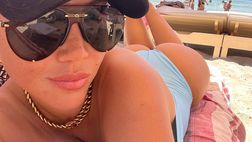 Wanda Nara, scatti da urlo dalla spiaggia di Ibiza: “Preferite con occhiali o senza?”