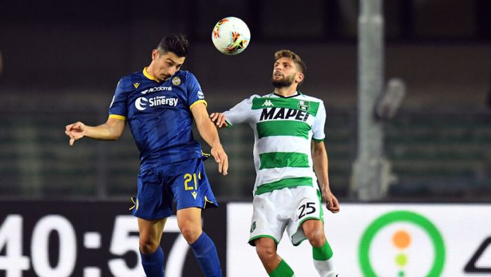 VERONA, ITALY - OCTOBER 25: Koray Gunter of Hellas Verona competes for the ball with Domenico Berardi of US Sassuolo during the Serie A match between Hellas Verona and US Sassuolo at Stadio Marcantonio Bentegodi on October 25, 2019 in Verona, Italy. (Photo by Alessandro Sabattini/Getty Images) VOTI UFFICIALI – Positivo Berardi, Defrel fa flop! Male l’Hellas, scende Duncan, Caputo… - immagine 1