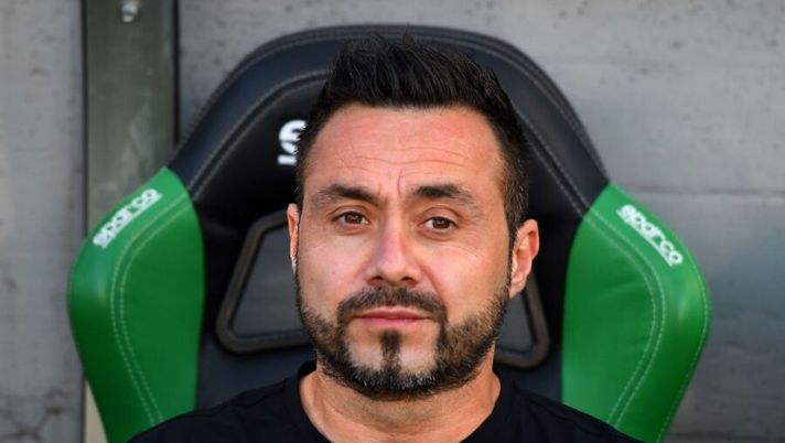 REGGIO NELL'EMILIA, ITALY - JULY 04: Roberto De Zerbi head coach of US Sassuolo looks on during the Serie A match between US Sassuolo and US Lecce at Mapei Stadium - Città del Tricolore on July 04, 2020 in Reggio nell'Emilia, Italy. (Photo by Alessandro Sabattini/Getty Images) De Zerbi: “Sul mercato valgono due concetti precisi. Atalanta come Juve e Inter” - immagine 1