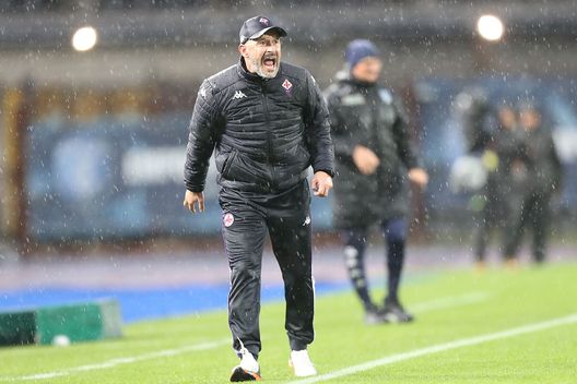 EMPOLI, ITALY - NOVEMBER 27: Vincenzo Italiano manager of AFC Fiorentina gestures during the Serie A match between Empoli FC and ACF Fiorentina at Stadio Carlo Castellani on November 27, 2021 in Empoli, Italy. (Photo by Gabriele Maltinti/Getty Images) EMPOLI, ITALY - NOVEMBER 27: Vincenzo Italiano manager of AFC Fiorentina gestures during the Serie A match between Empoli FC and ACF Fiorentina at Stadio Carlo Castellani on November 27, 2021 in Empoli, Italy. (Photo by Gabriele Maltinti/Getty Images)