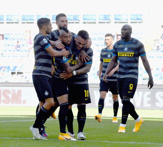 ROME, ITALY - OCTOBER 04: Lautaro Martinez of FC Internazionale celebrates team-mates after scoring the opening goal during the Serie A match between SS Lazio and FC Internazionale at Stadio Olimpico on October 4, 2020 in Rome, Italy. (Photo by Claudio Villa - Inter/Inter via Getty Images) ROME, ITALY - OCTOBER 04: Lautaro Martinez of FC Internazionale celebrates team-mates after scoring the opening goal during the Serie A match between SS Lazio and FC Internazionale at Stadio Olimpico on October 4, 2020 in Rome, Italy. (Photo by Claudio Villa - Inter/Inter via Getty Images)