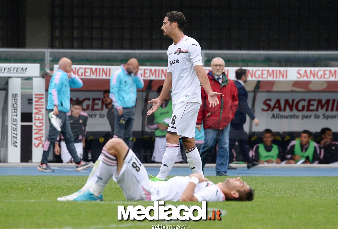  VERONA, ITALY - MAY 07:  US Citta di Palermo players show their dejection after the Serie A match between AC ChievoVerona and US Citta di Palermo at Stadio Marc'Antonio Bentegodi on May 7, 2017 in Verona, Italy.  (Photo by Dino Panato/Getty Images) 