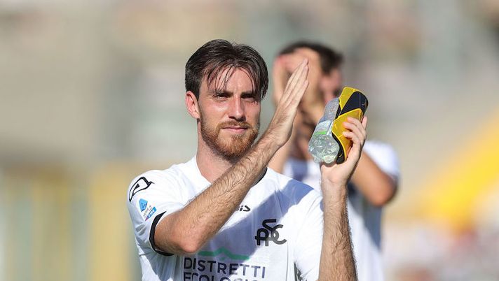 LA SPEZIA, ITALY - SEPTEMBER 04: Simone Bastoni of Spezia Calcio greets the fans after during the Serie A match between Spezia Calcio and Bologna FC at Stadio Alberto Picco on September 4, 2022 in La Spezia, Italy. (Photo by Gabriele Maltinti/Getty Images) Spezia, Bastoni accelera e prova il recupero lampo: due ipotesi sul rientro - immagine 1