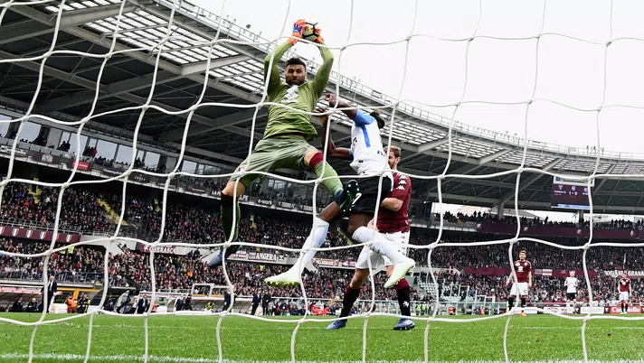 TURIN, ITALY - APRIL 08:  Salvatore Sirigu of Torino FC #1 in action during the serie A match between Torino FC and FC Internazionale at Stadio Olimpico di Torino on April 8, 2018 in Turin, Italy.  (Photo by Claudio Villa - Inter/Inter via Getty Images)