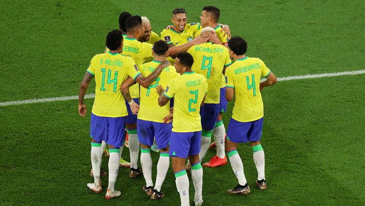 DOHA, QATAR - DECEMBER 05: Richarlison of Brazil celebrates with teammates after scoring the team's third goal during the FIFA World Cup Qatar 2022 Round of 16 match between Brazil and South Korea at Stadium 974 on December 05, 2022 in Doha, Qatar. (Photo by Alex Pantling/Getty Images) Brasile-Corea del Sud 4-1, sudamericani spettacolari. La prestazione di Kim - immagine 1