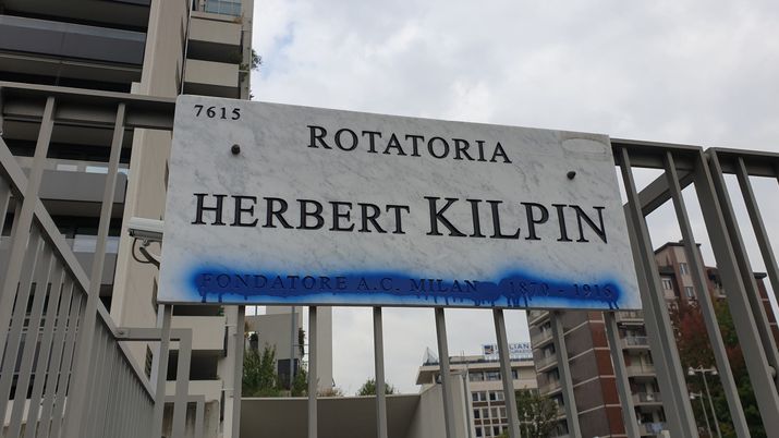 Derby e vernici: spray blu Inter sulla scritta dedicata a Herbert Kilpin fondatore del Milan Derby e vernici: spray blu Inter sulla scritta dedicata a Herbert Kilpin fondatore del Milan - immagine 1