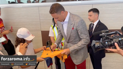 VIDEO – Matic è a Roma: scende dall’aereo e firma la maglia a una tifosa