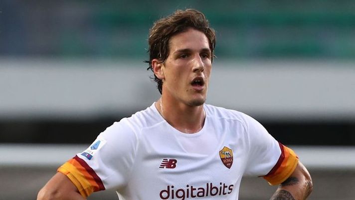 VERONA, ITALY - SEPTEMBER 19: Nicolo Zaniolo of AS Roma looks on during the Serie A match between Hellas and AS Roma at Stadio Marcantonio Bentegodi on September 19, 2021 in Verona, Italy. (Photo by Marco Luzzani/Getty Images) Roma, Zaniolo a rischio forfait per la Samp: anche oggi niente allenamento in gruppo - immagine 1