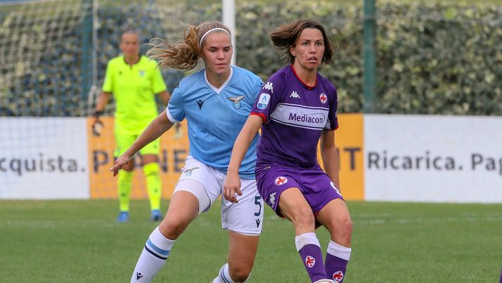 ROME, ITALY - SEPTEMBER 26: Beatrix Erzsebe Foerdos of SS Lazio challenges Daniela Sabatino of ACF Fiorentina during the Women Serie A match between SS Lazio and ACF Fiorentina at the Mirko Fersini stadium on September 26, 2021 in Formello, near Rome, Italy. (Photo by Giampiero Sposito/Getty Images) Gioia per Sabatino. È capocannoniere in Serie A e la FIGC cita Pasolini - immagine 1