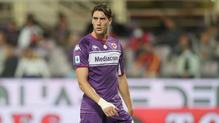 FLORENCE, ITALY - SEPTEMBER 21: Dusan Vlahovic of ACF Fiorentina looks on during the Serie A match between ACF Fiorentina v FC Internazionale on September 21 in Florence, Italy. (Photo by Gabriele Maltinti/Getty Images) FLORENCE, ITALY - SEPTEMBER 21: Dusan Vlahovic of ACF Fiorentina looks on during the Serie A match between ACF Fiorentina v FC Internazionale on September 21 in Florence, Italy. (Photo by Gabriele Maltinti/Getty Images)