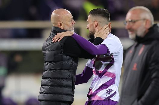 FLORENCE, ITALY - MARCH 04: Stefano Pioli manager of AC Milan and Cristiano Biraghi of ACF Fiorentina during the Serie A match between ACF Fiorentina and AC MIlan at Stadio Artemio Franchi on March 4, 2023 in Florence, Italy. (Photo by Gabriele Maltinti/Getty Images) Biraghi e la lettera a se stesso: il racconto del capitano della Fiorentina- immagine 2