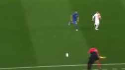 VIDEO / Del Bosque va k.o. Travolto da un guardalinee contro l’Italia
