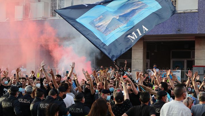 NAPLES, ITALY - MAY 23: Fans gather outside the stadium prior to the Serie A match between SSC Napoli and Hellas Verona FC at Stadio Diego Armando Maradona on May 23, 2021 in Naples, Italy. Sporting stadiums around Italy remain under strict restrictions due to the Coronavirus Pandemic as Government social distancing laws prohibit fans inside venues resulting in games being played behind closed doors. (Photo by Francesco Pecoraro/Getty Images) NAPLES, ITALY - MAY 23: Fans gather outside the stadium prior to the Serie A match between SSC Napoli and Hellas Verona FC at Stadio Diego Armando Maradona on May 23, 2021 in Naples, Italy. Sporting stadiums around Italy remain under strict restrictions due to the Coronavirus Pandemic as Government social distancing laws prohibit fans inside venues resulting in games being played behind closed doors. (Photo by Francesco Pecoraro/Getty Images)