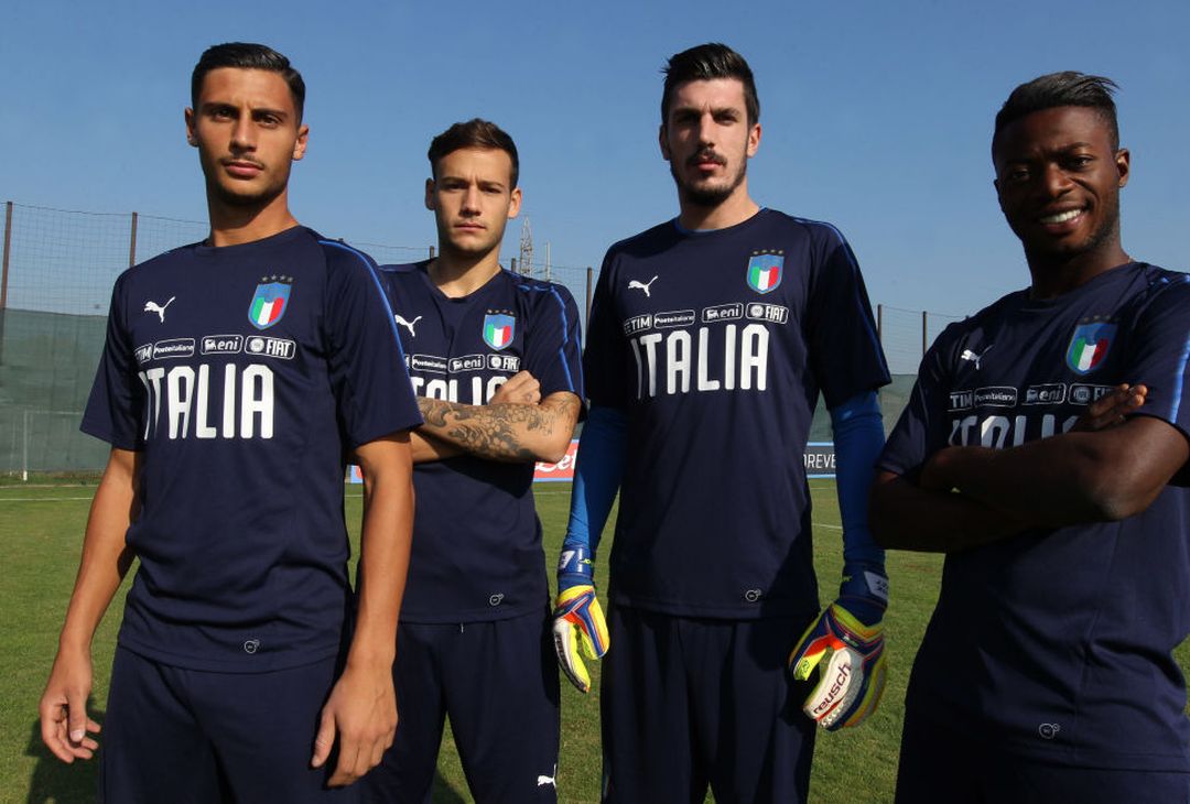  ROME, ITALY - OCTOBER 03:  (L-R) Rolando Mandragora, Alessandro Murgia, Simone Scuffet, Claud Adjapong of Italy U21 pose with Italian Football Federation (FIGC) new logo during the Italy U21 training session on October 3, 2017 in Rome, Italy.  (Photo by Paolo Bruno/Getty Images) 